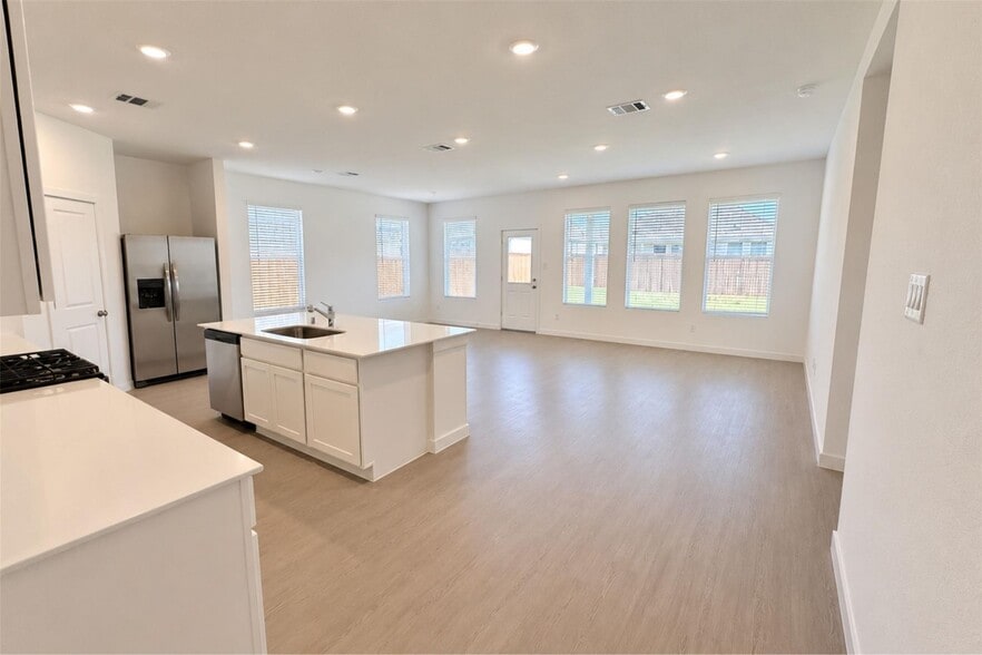 Building Photo - 635 Stud Dr