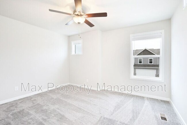 Building Photo - 211 NE Whitetail Dr
