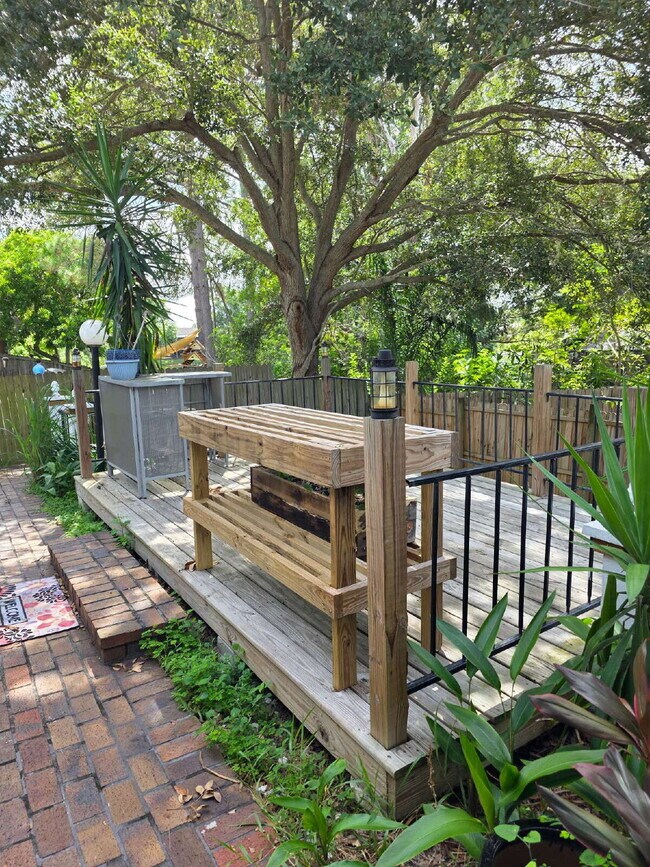 Building Photo - 3 bedroom home in Historic Tarpon Springs