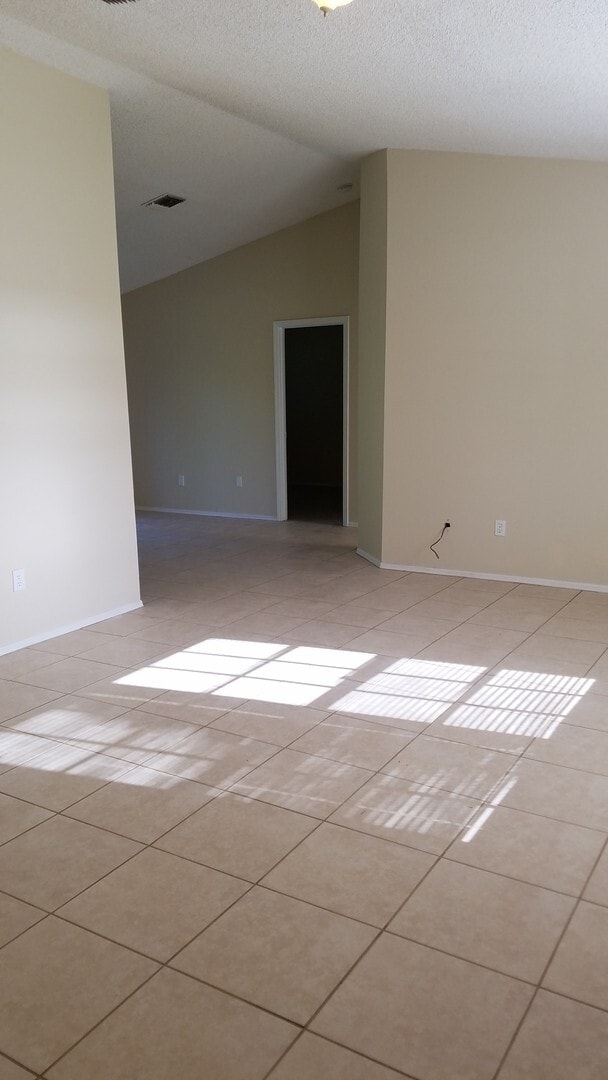 Building Photo - Nice 3 Bedroom 2 Bath home with Large Yard  Close to Jupiter Elementary