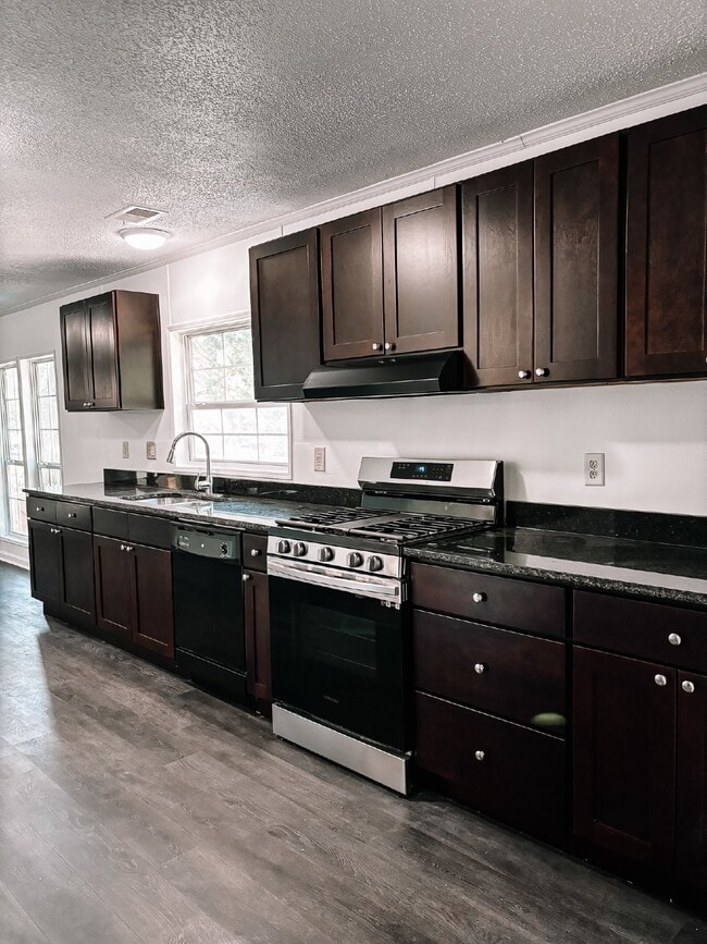 Building Photo - Spacious 4-Bed, 3-Bath Retreat on Greenhill Rd – 2000 Sq Ft of Charleston Charm!