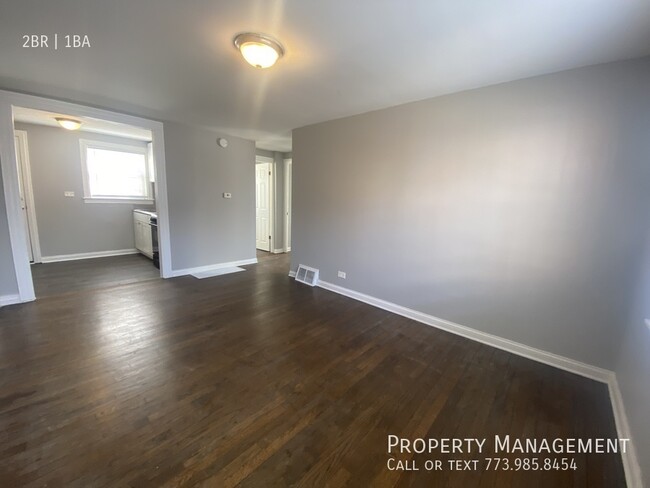 Building Photo - Completely Updated Secure Apartment In Qui...