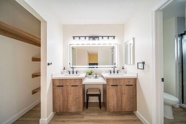 Building Photo - BEAUTIFULLY RENOVATED 4-BEDROOM HOME IN PH...