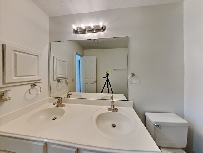 Building Photo - 2911 Linda Dr