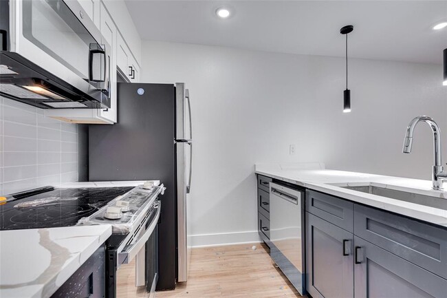 Building Photo - 704 W 21st St