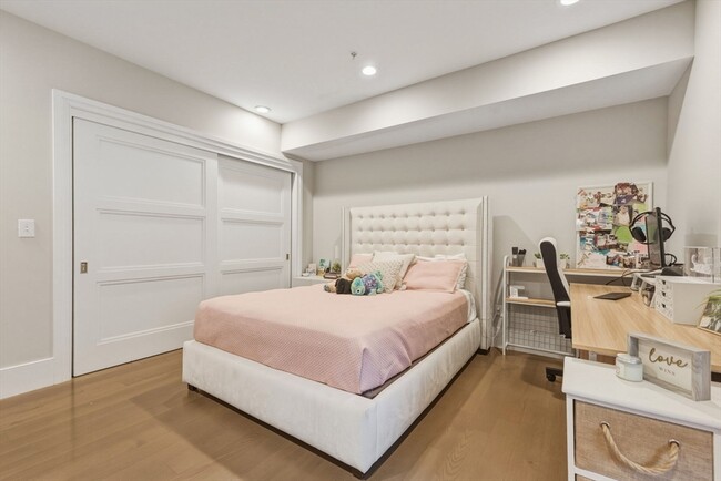 Building Photo - 377 W First St