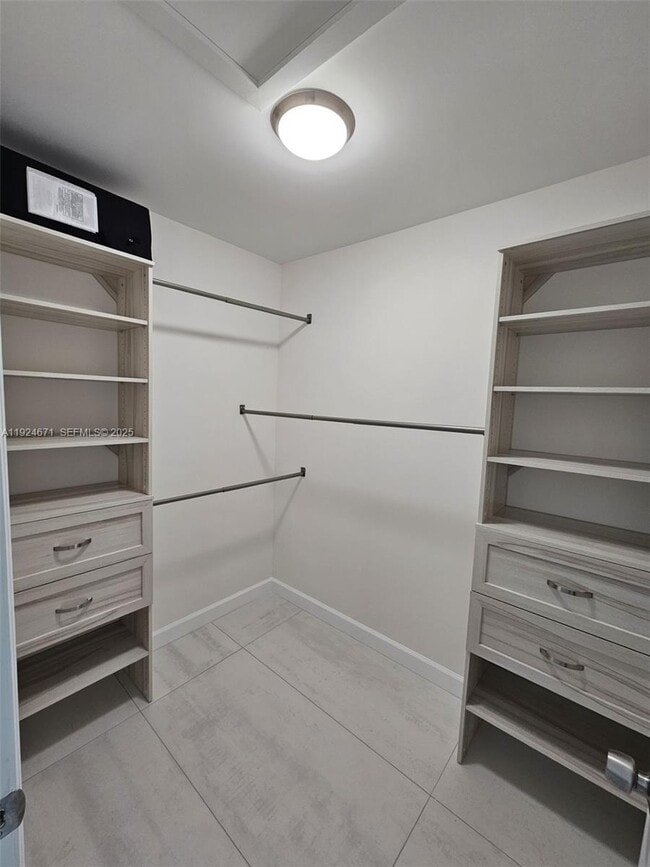 Building Photo - 1001 SE 14th Dr