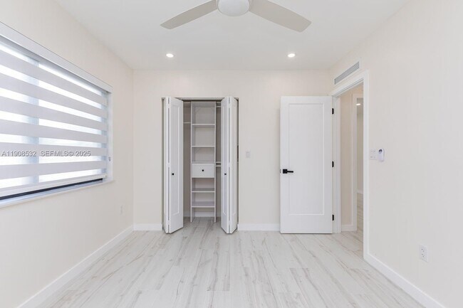 Building Photo - 5641 SW 67th Ave