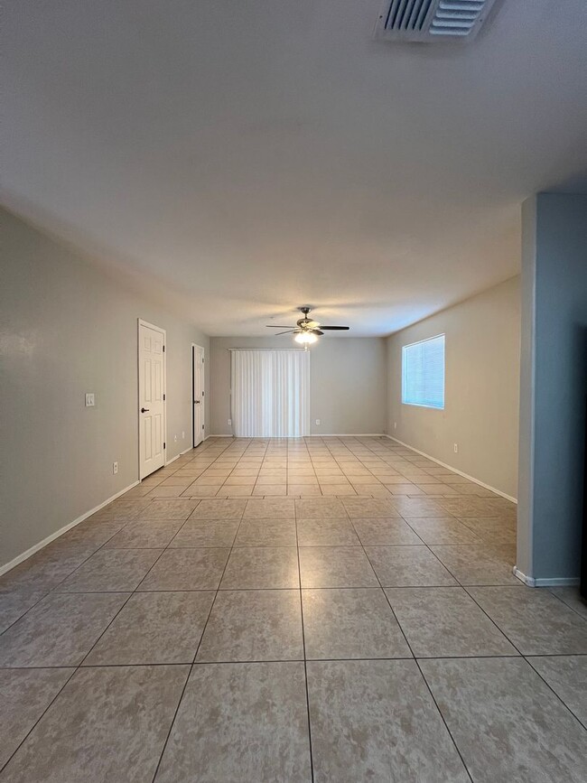 Building Photo - 2 Bedroom 1.5 Bath  Move in Ready in North...