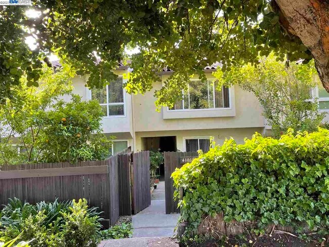 Primary Photo - 41065 Cornac Terrace