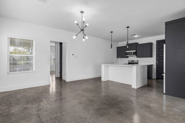 Building Photo - NOW LEASING!  4 bed, 4.5 bath modern home