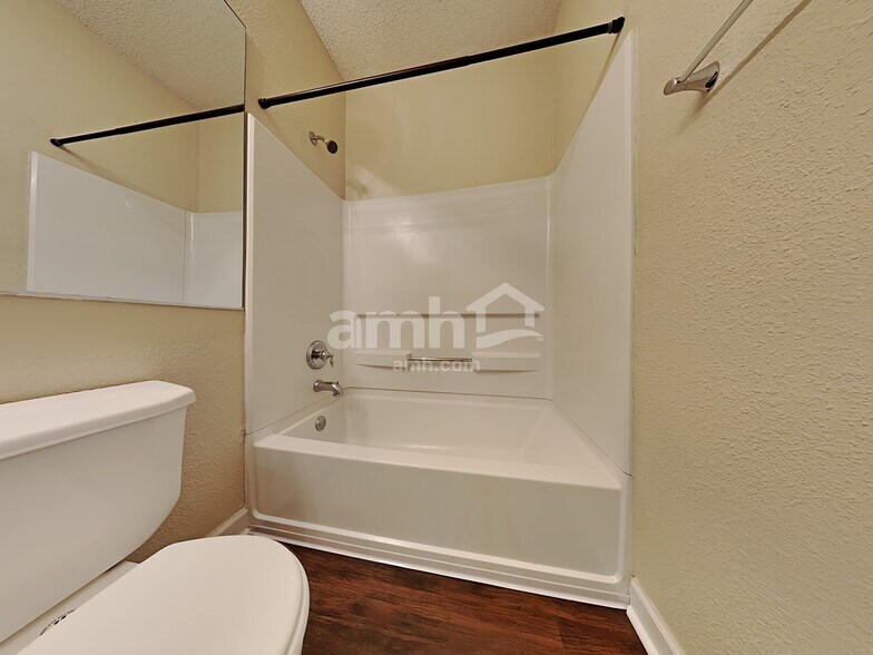 Building Photo - 10884 Roundtree Rd