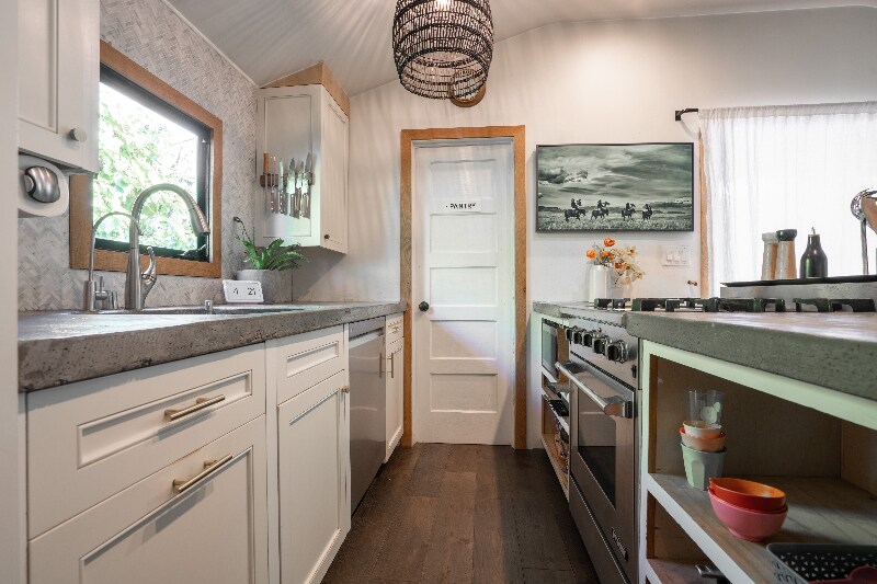 Building Photo - 617 Acacia Ln