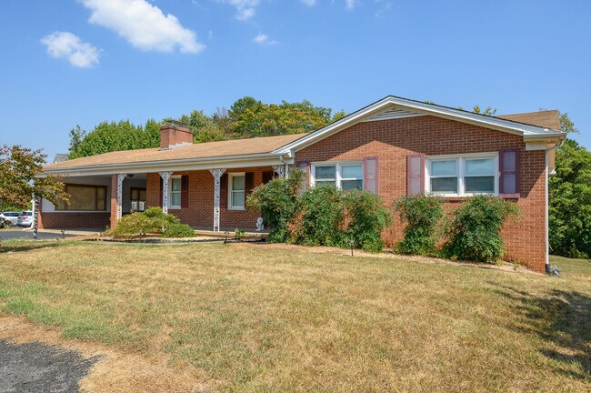 Primary Photo - 101 Deerwood Rd