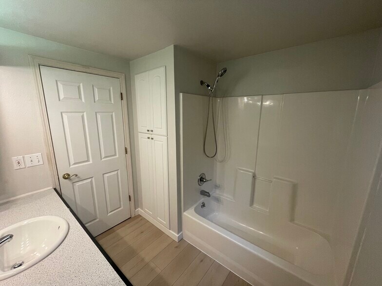 Building Photo - 3228 SW Dolph Ct