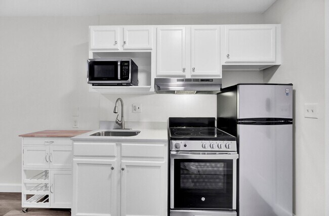 Building Photo - FIRST MONTH FREE- STUDIO APT- Available 2/1/2026