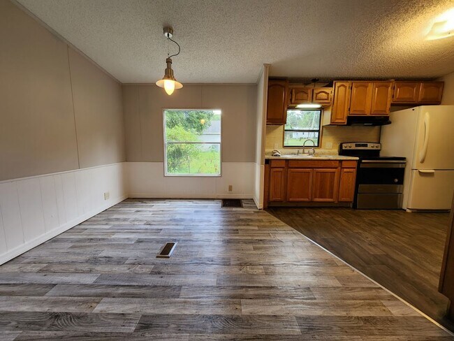 Building Photo - 3 Bed  2 Bath  2 Garage/Workshop and Fenced