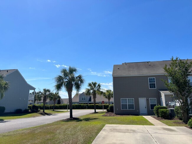 Building Photo - Beautiful 4 Bedroom, 3.5 Bath, Pet Friendl...