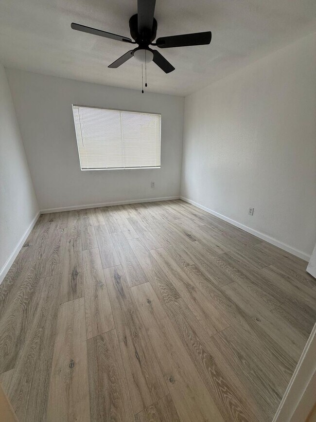 Building Photo - 6095 Fairmeadow Dr