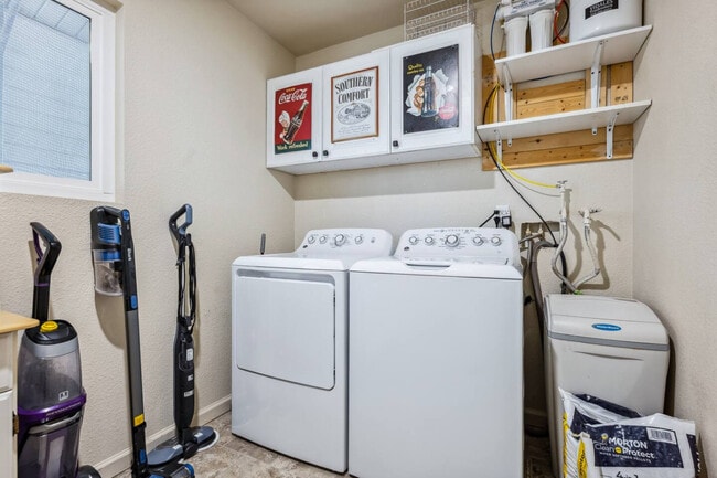 Building Photo - 2261 Sahara Dr