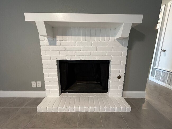 Building Photo - *COMING SOON* Open-Concept 3BD/2BA with Cozy Fireplace & Modern Stainless Kitchen!