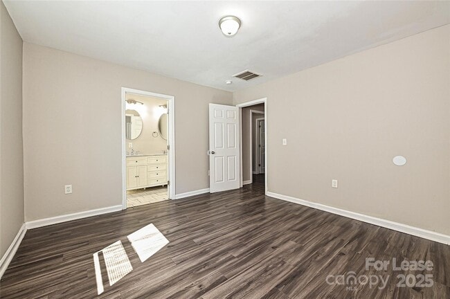 Building Photo - 113 10th St