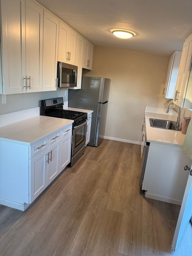 Building Photo - Updated 3BR/2BA home w/yard and garage in ...