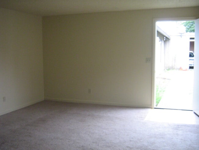 Building Photo - 2 bedroom 1 bath single level duplex