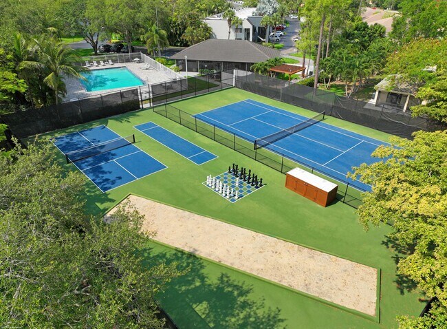 Building Photo - 711 Forest Club Dr