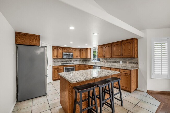 Building Photo - Spacious 7 Bed Kaysville Home with Two Kitchens