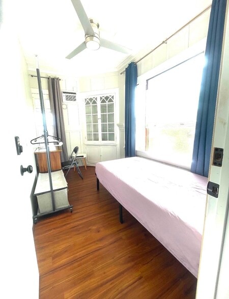 Building Photo - 1828 Vancouver Dr