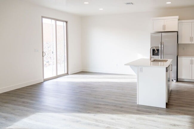 Building Photo - Spacious 4-Bed Home in Sage Canyon - Small Pet Friendly