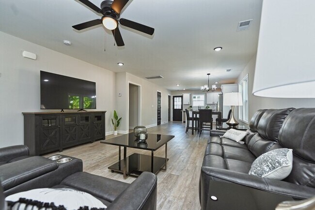 Building Photo - 146 N Trigg Ave