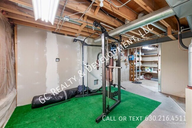 Building Photo - 590 Golfers Ln