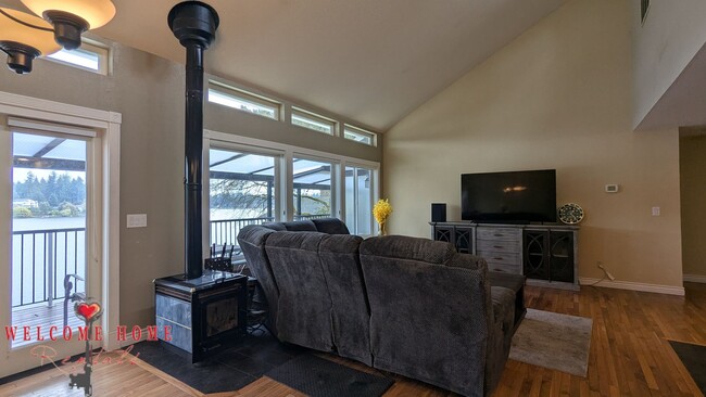 Building Photo - Huge waterfront home, fully furnished, boa...