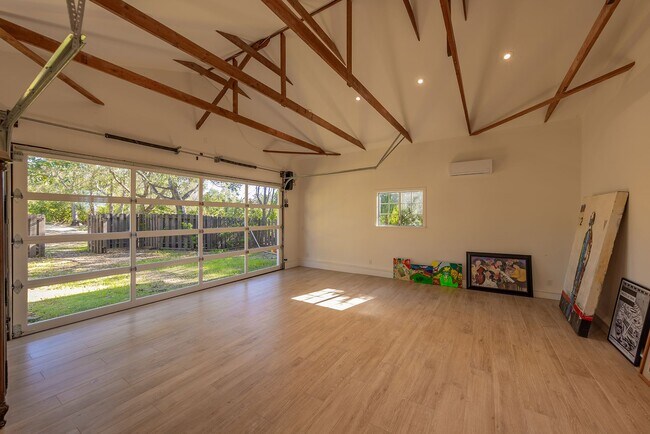 Building Photo - East End Hideaway