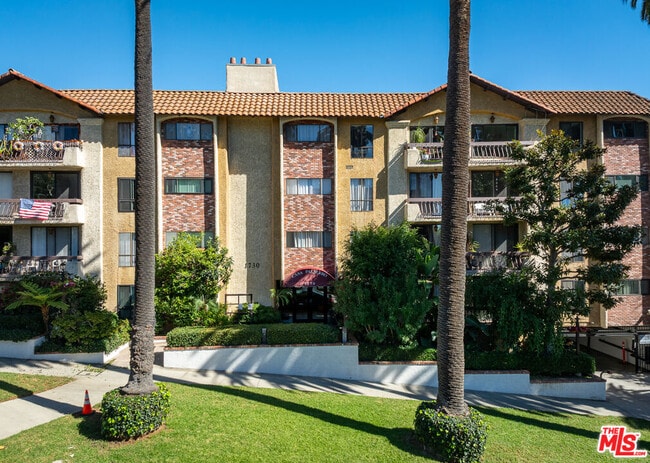 Building Photo - 1730 Camino Palmero St