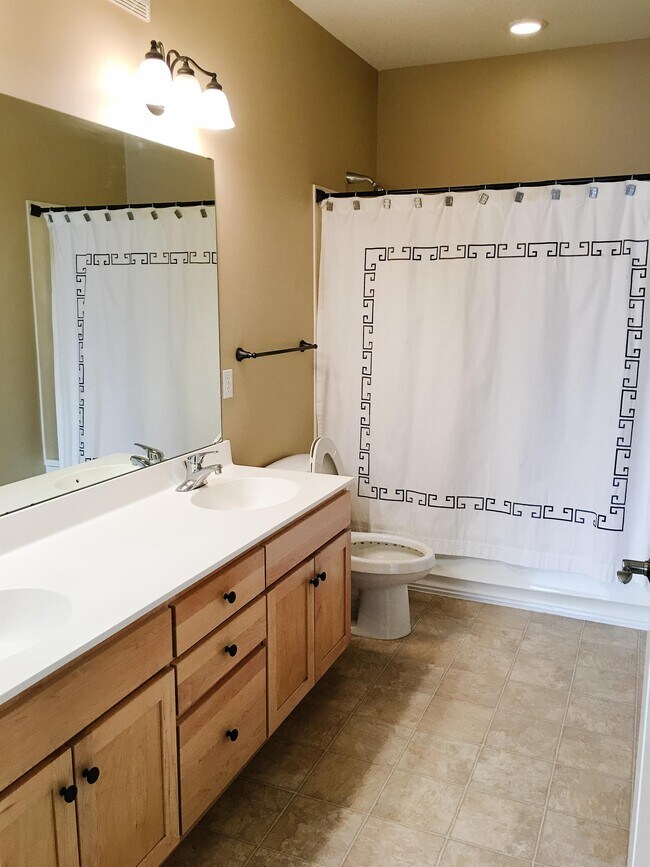 Building Photo - 1070 Grandview Ct NE