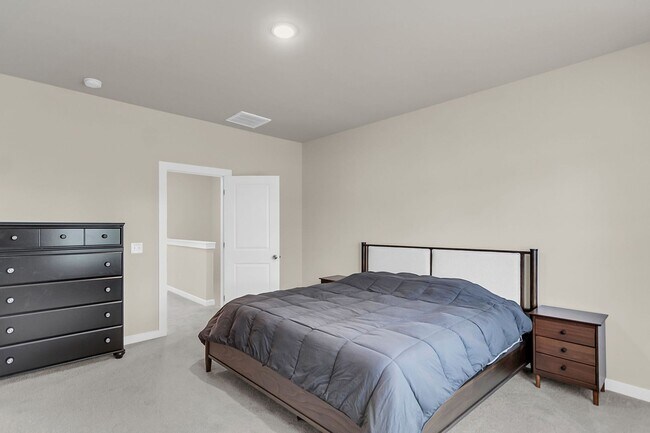 Building Photo - Beautiful 4-Bedroom, 3.5-Bathroom Townhome...