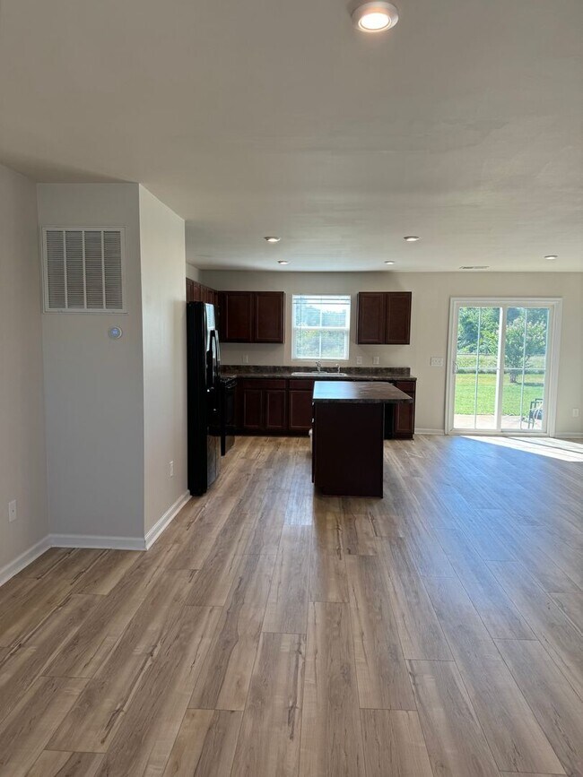 Building Photo - Price & Location!