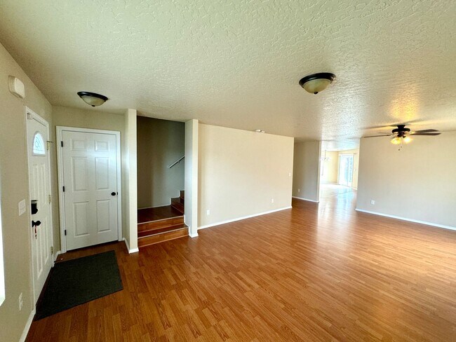 Building Photo - Spacious 5-Bedroom Home with 3-Car Garage in Nampa