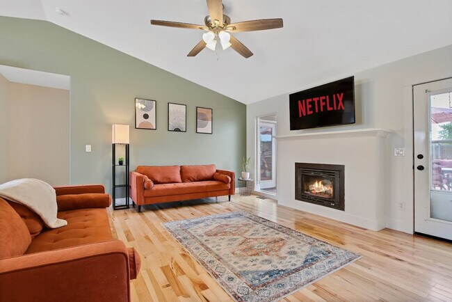 Building Photo - 4243 E Driftwood Dr