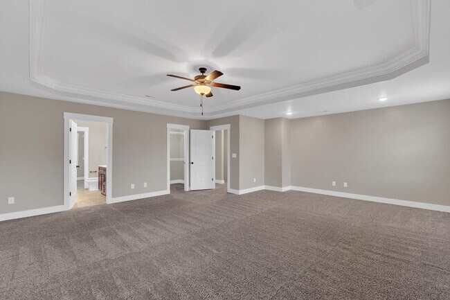 Building Photo - Large home in Swansboro School District