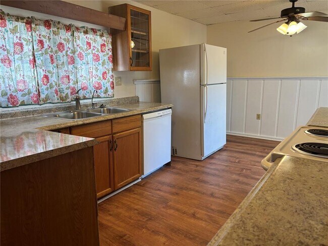 Building Photo - 128 2nd Ave SW