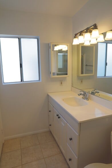 Building Photo - 9927 Independence Ave