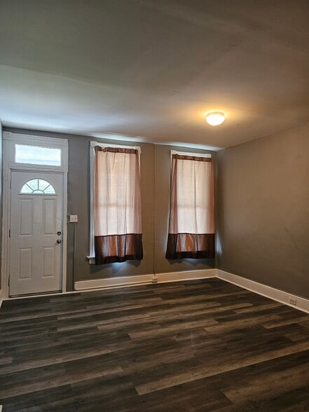 Living room - 4730 Pimlico Rd