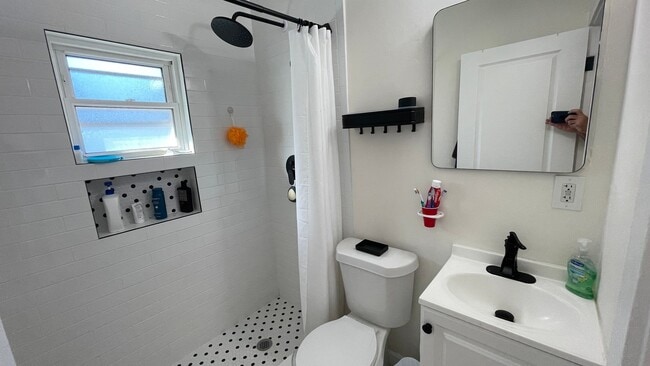 Building Photo - Unfurnished Annual Rental Available