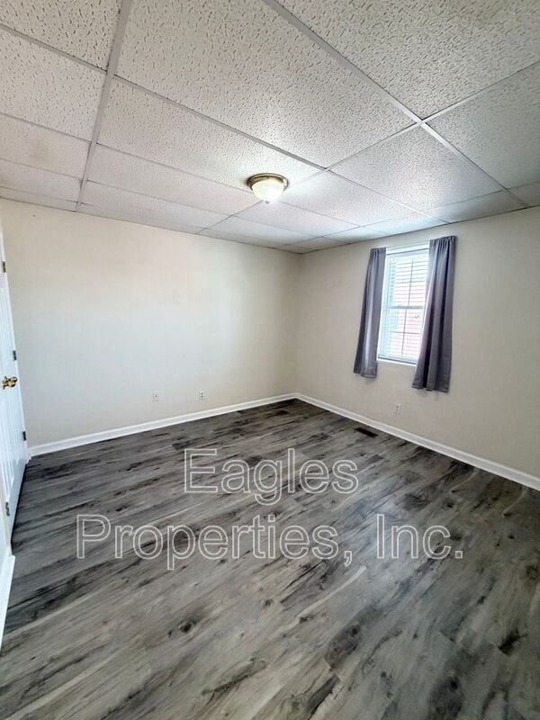 Building Photo - 103 N Center St