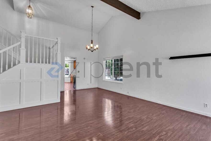 Building Photo - Unit