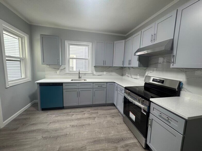 Building Photo - 43 Bradley St